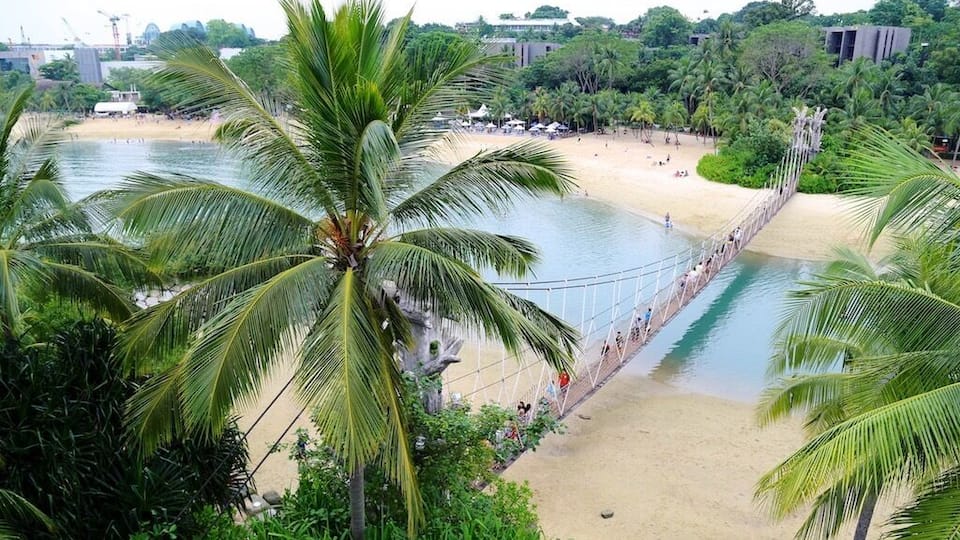 Santosa is the closest and most popular weekend getaway in Singapore. Considering its convenience in transportation, tons of activities for adults and kids, beautiful and well-maintained landscape design, and of course a little man-made beach, it is a must go for tourists. Did I mention Universal Studio is there too? 😊 #asia #singapore #city #weekendgetaway