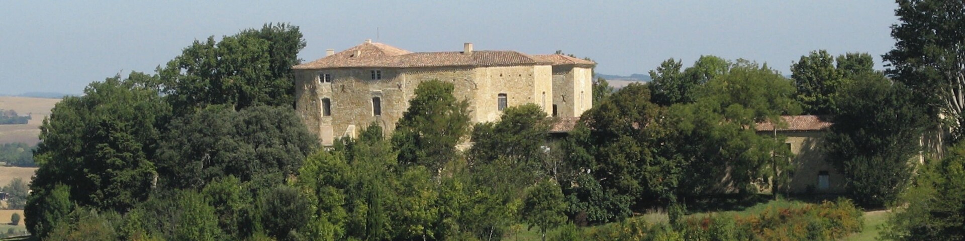 This building is indexed in the Base Mérimée, a database of architectural heritage maintained by the French Ministry of Culture, under the reference PA32000012 .
