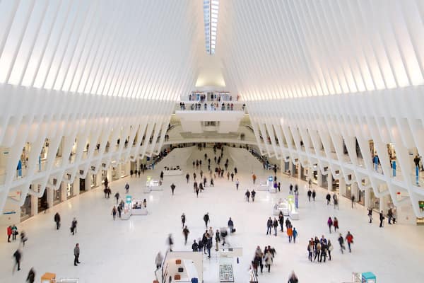 The Oculus das einen Innenansichten sowie kleine Menschengruppe