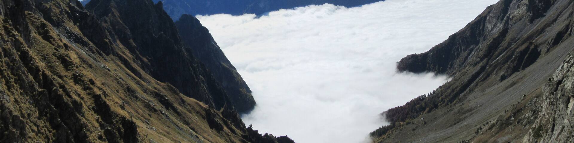 Livet-et-Gavet vu du col de la Passure. Une mer de nuages recouvre la vallée de la Romanche.
