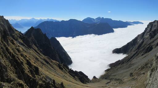 Livet-et-Gavet vu du col de la Passure. Une mer de nuages recouvre la vallée de la Romanche.