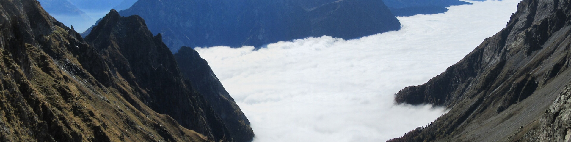 Livet-et-Gavet vu du col de la Passure. Une mer de nuages recouvre la vallée de la Romanche.