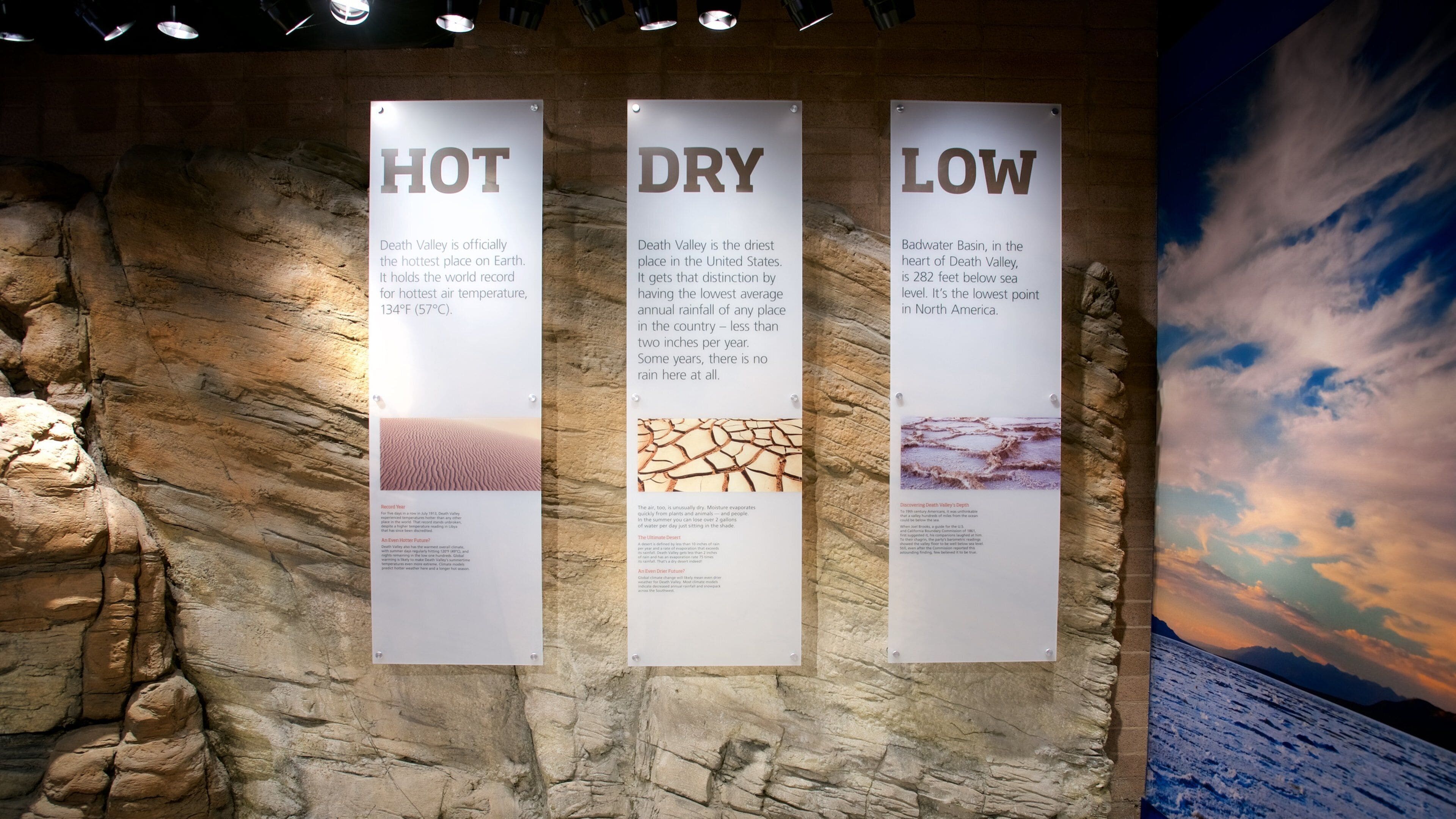 Death Valley som inkluderer skilt og innendørs