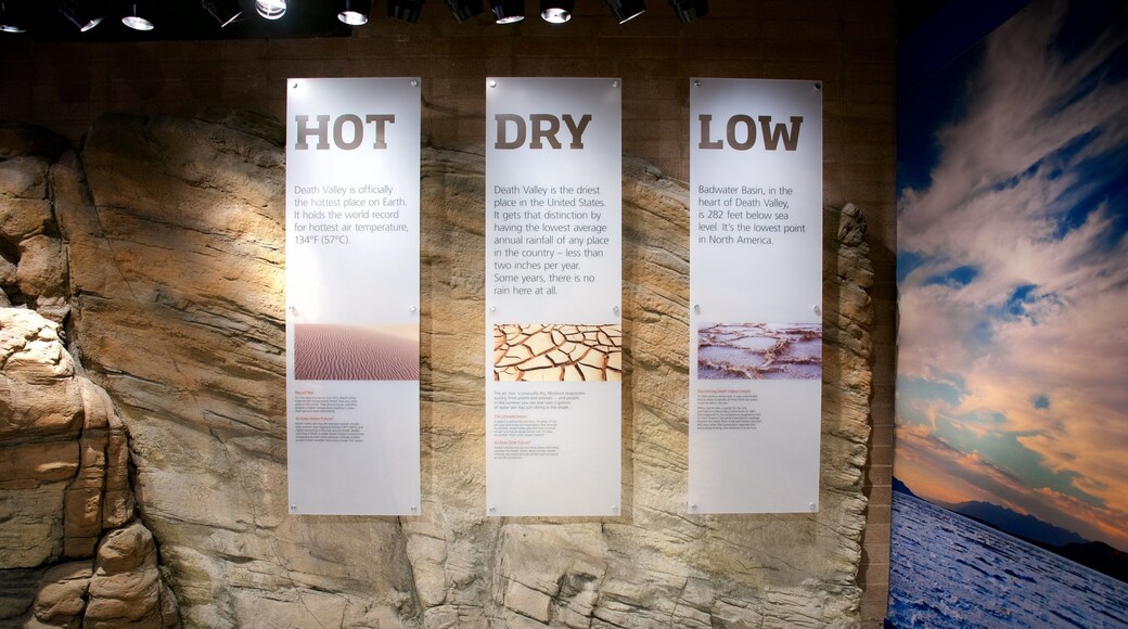 Death Valley som inkluderer skilt og innendørs
