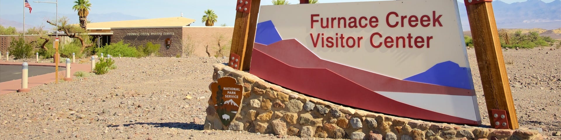 Valle de la Muerte mostrando señalización y vistas al desierto