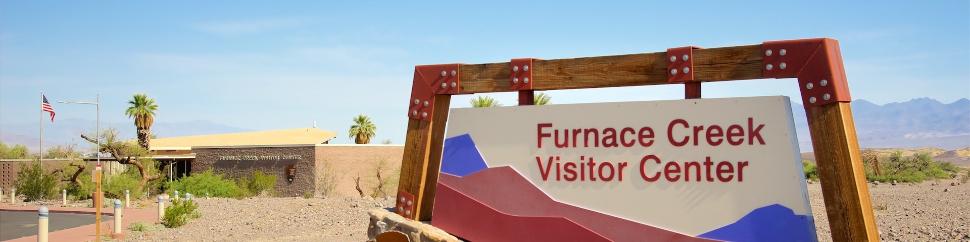 Valle de la Muerte mostrando vista al desierto y señalización