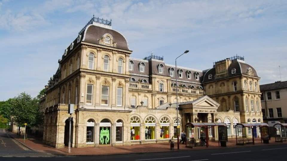 The Great Hall Arcade This large building opposite the railway station is a high quality shopping arcade. It also houses the Tunbridge Wells branch of the BBC, Radio Kent & a BBC shop.