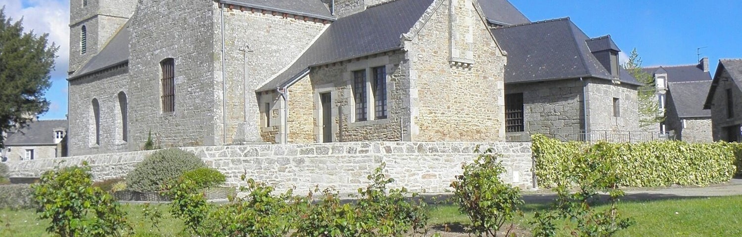 Église Saint-Pierre et Saint-Paul de Mégrit (22). Chevet et flanc sud.