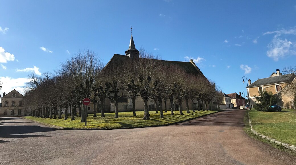 L'église de Sougères-en-Puisaye (Yonne, France).