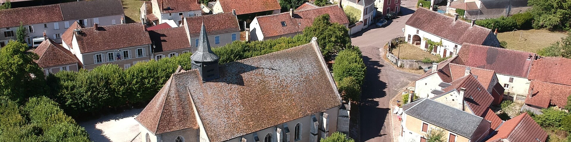 Image aérienne de Sougères-en-Puisaye en juillet 2018.
