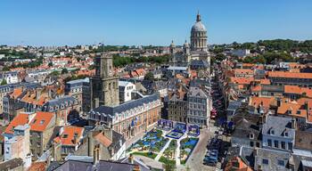 Une ville historique qui abrite une église remarquable, une tour et une place publique bien entretenue.