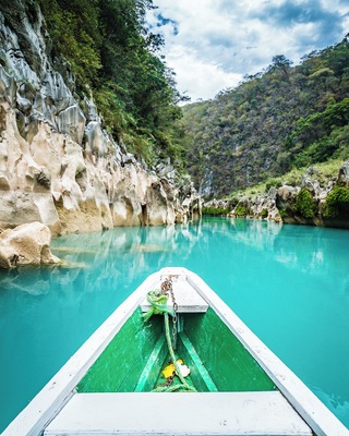 The boatride to Cascada Tamul in San Luis Potosi, Mexico is a wonderful trip.
The cyan water is so colourful, you can barely believe it's real. The waterfall though, is even more unbelievable.
#Mexico #SanLuisPotosi #Blue