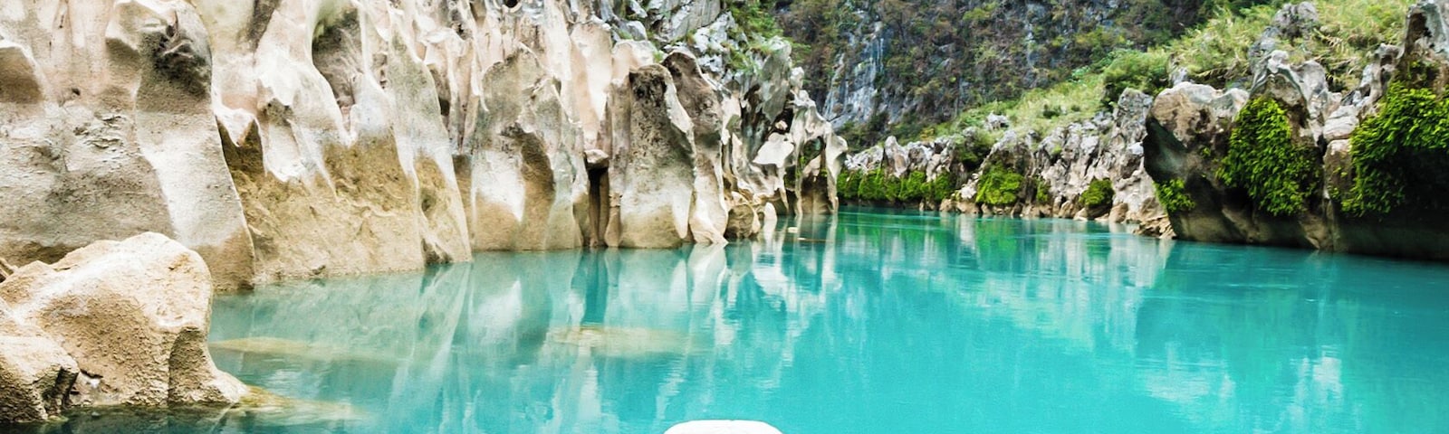 The boatride to Cascada Tamul in San Luis Potosi, Mexico is a wonderful trip.
The cyan water is so colourful, you can barely believe it's real. The waterfall though, is even more unbelievable.
#Mexico #SanLuisPotosi #Blue