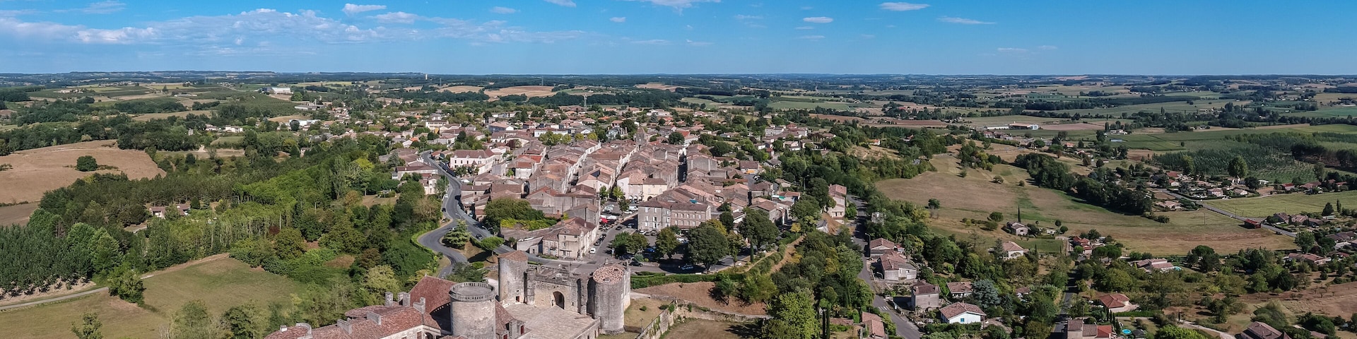 Duras (Lot et Garonne, France) - Vue aérienne panoramique du château des Ducs de Duras