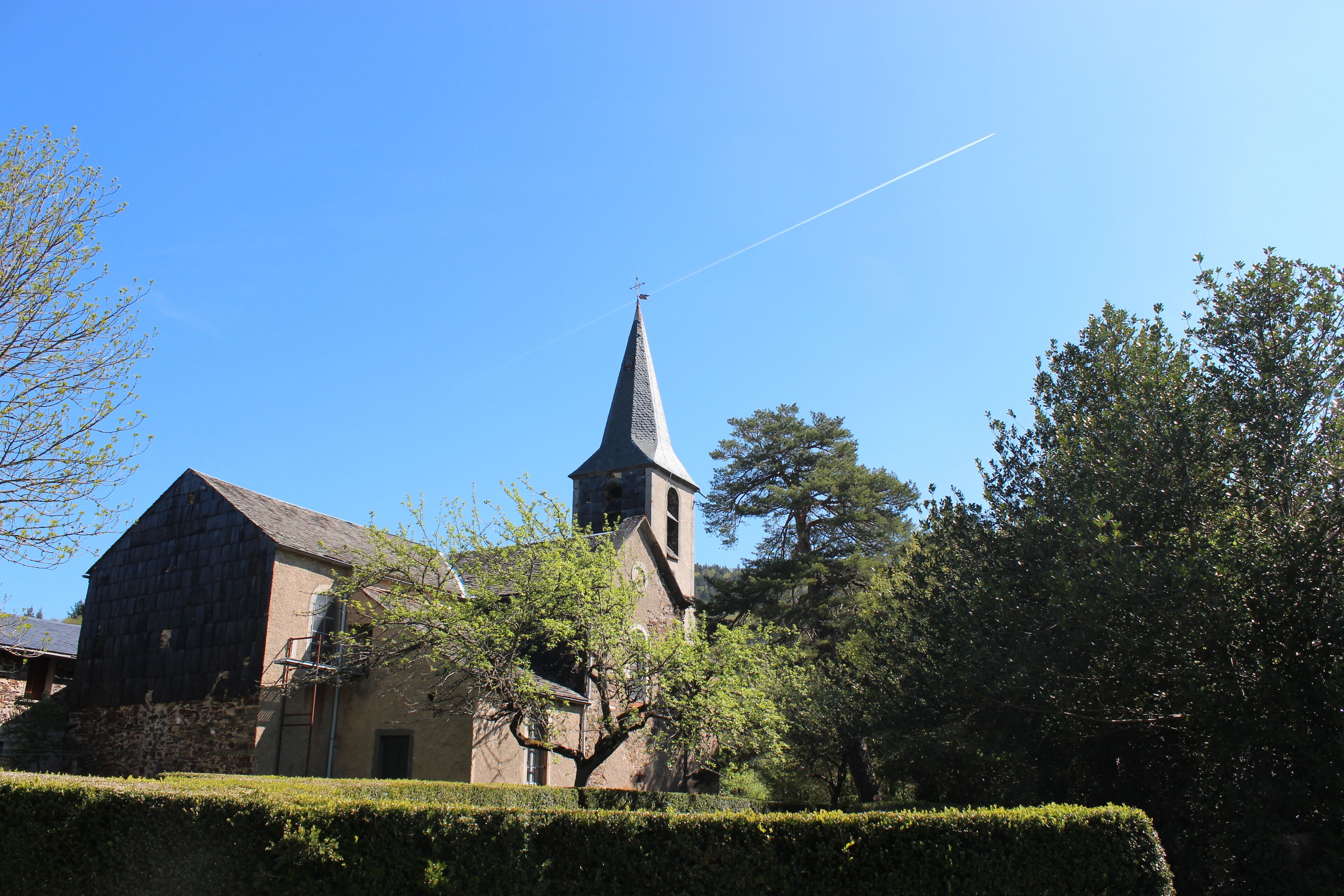 Vue de côté de l'église Notre-Dame-de-l'Assomption de Gijounet depuis le parc attenant