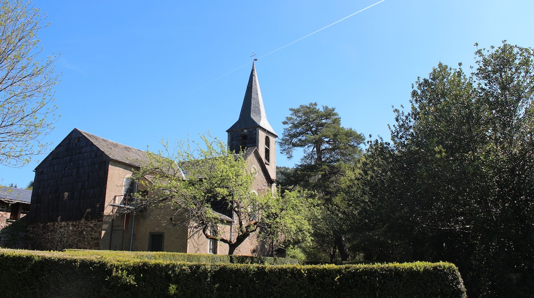 Vue de côté de l'église Notre-Dame-de-l'Assomption de Gijounet depuis le parc attenant
