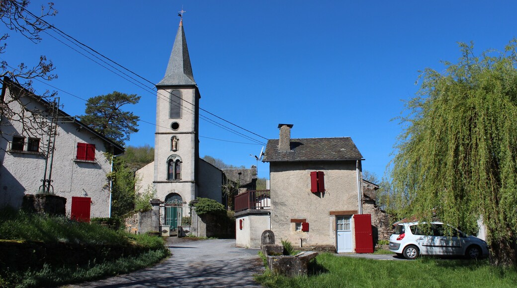 Vue de l'église Notre-Dame-de-l'Assomption depuis la place du haut du village de Gijounet (Tarn)