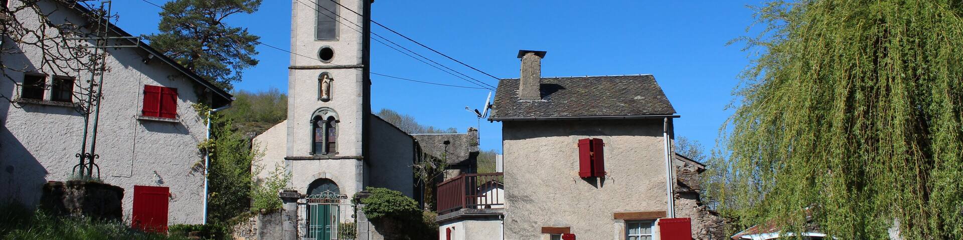 Vue de l'église Notre-Dame-de-l'Assomption depuis la place du haut du village de Gijounet (Tarn)
