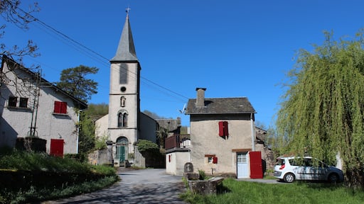 Vue de l'église Notre-Dame-de-l'Assomption depuis la place du haut du village de Gijounet (Tarn)