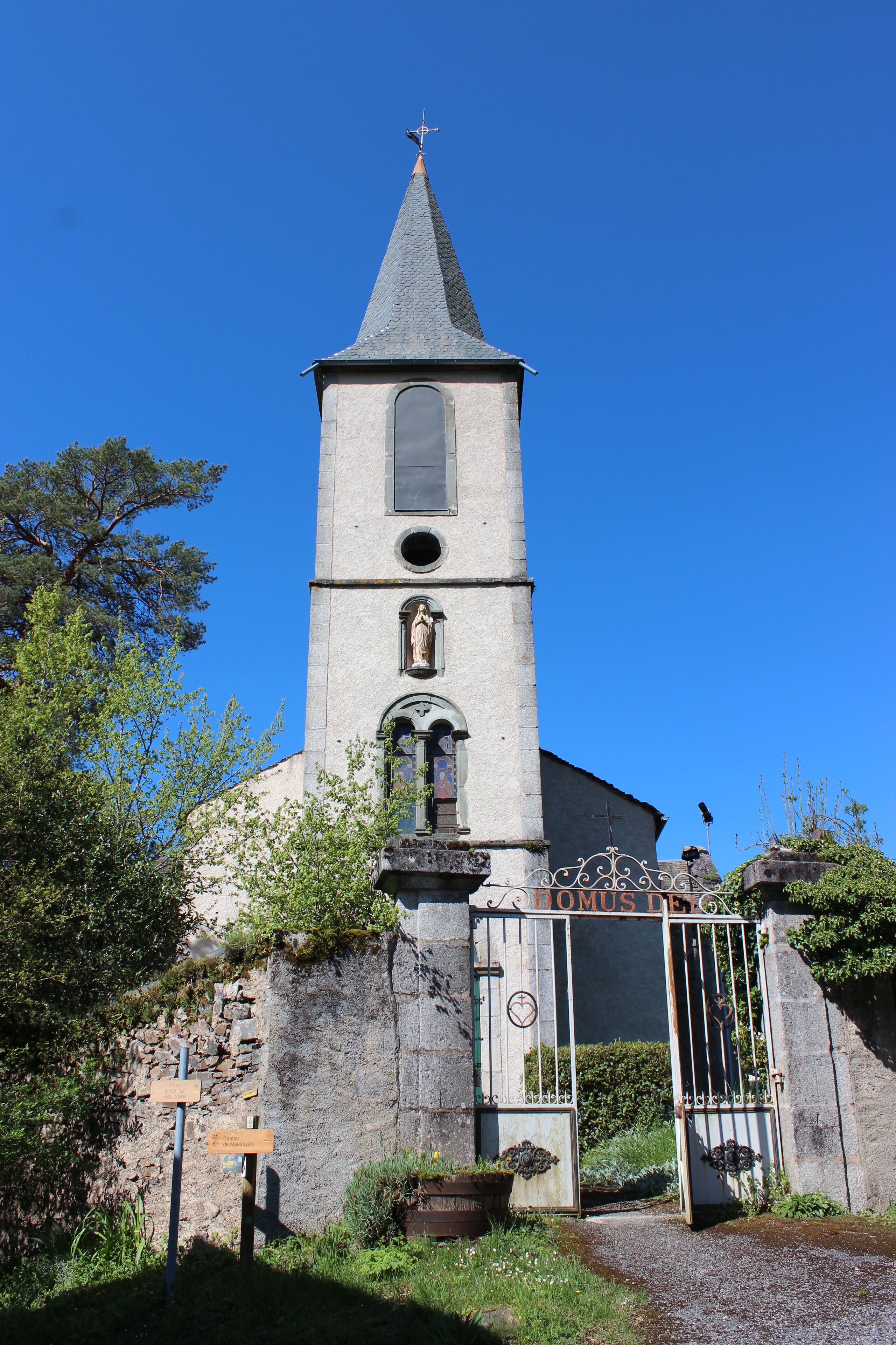 Vue de la façade principale de l'église Notre-Dame-de-l'Assomption de Gijounet