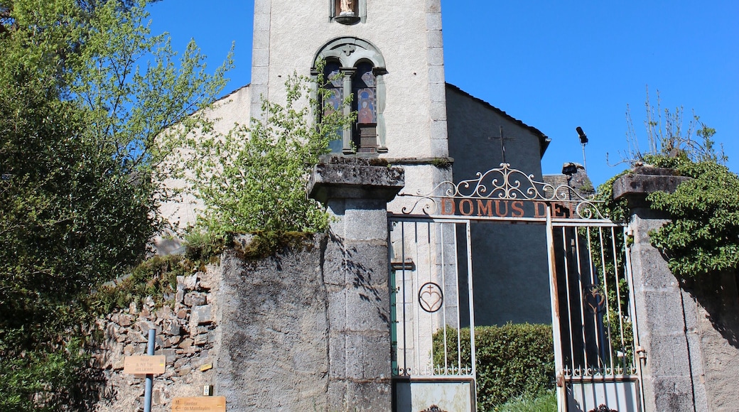 Vue de la façade principale de l'église Notre-Dame-de-l'Assomption de Gijounet