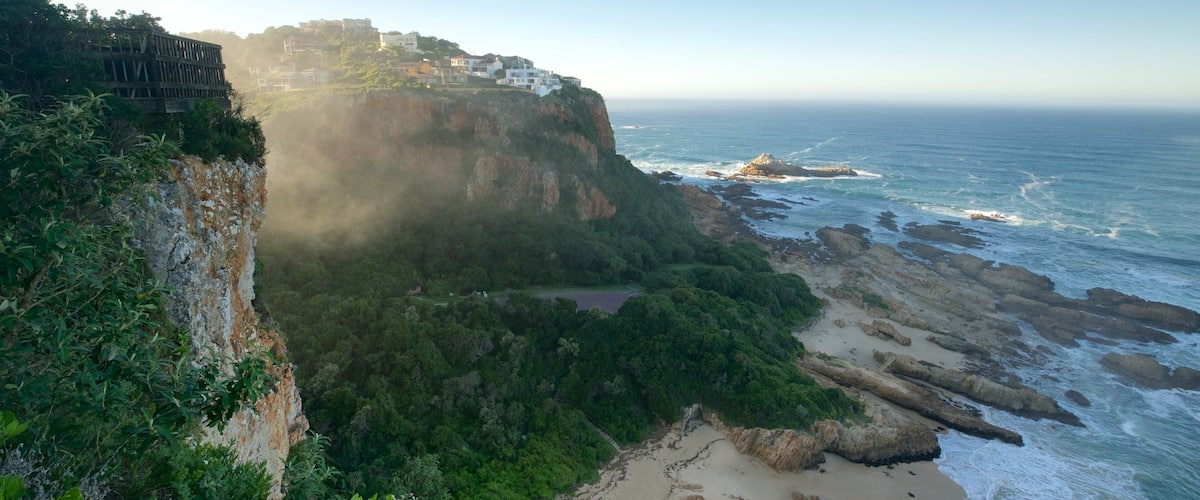 Knysna showing a coastal town and rugged coastline