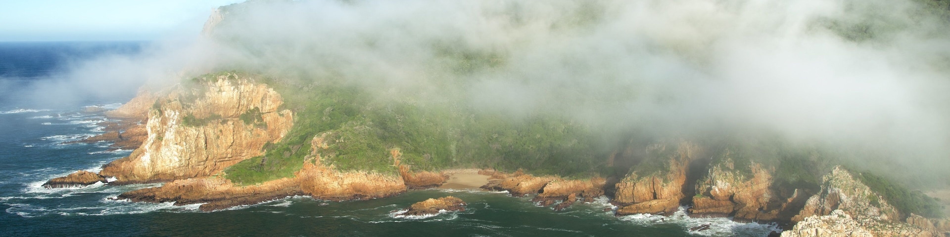 Knysna que incluye litoral accidentado, niebla y vistas panorámicas
