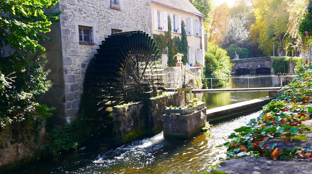 Roue à aube du couvent des récollets sur la rivière des petits fossés à Nemours en Seine-et-Marne France Europe