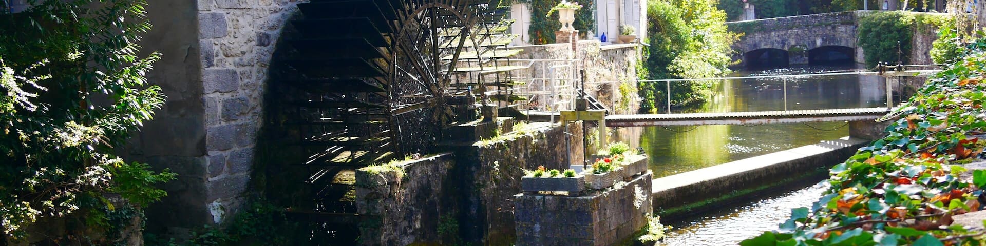 Roue à aube du couvent des récollets sur la rivière des petits fossés à Nemours en Seine-et-Marne France Europe