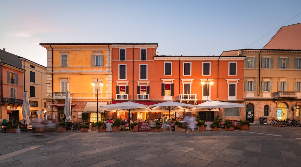 Piazza del Popolo showing a sunset