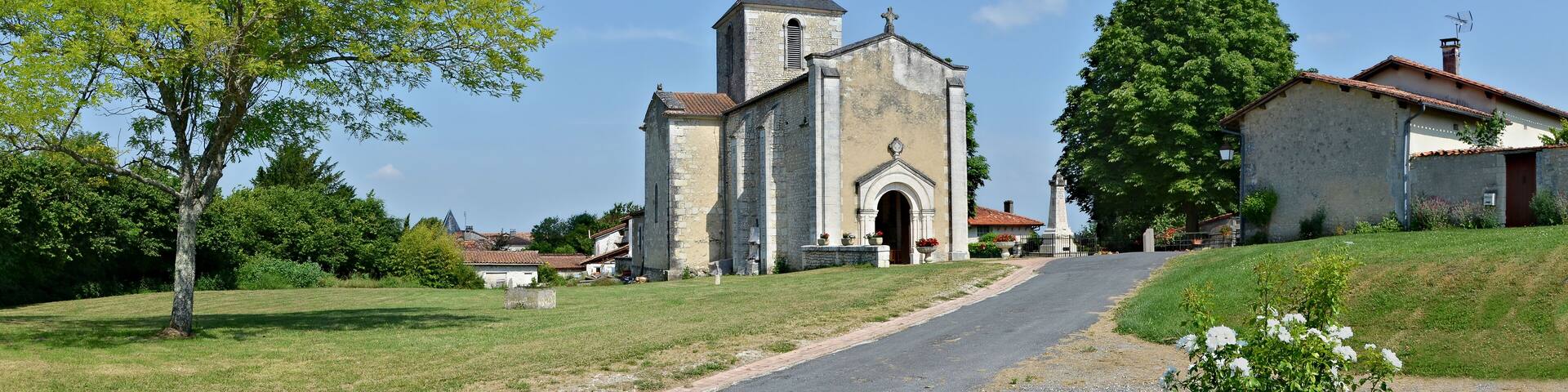 This building is indexed in the Base Mérimée, a database of architectural heritage maintained by the French Ministry of Culture, under the reference IA00041124 .