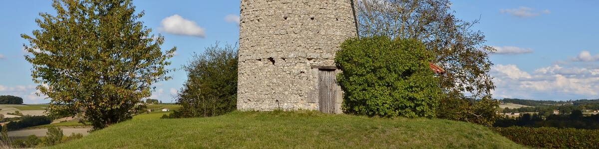 This building is inscrit au titre des Monuments Historiques. It is indexed in the Base Mérimée, a database of architectural heritage maintained by the French Ministry of Culture, under the reference PA16000022 .