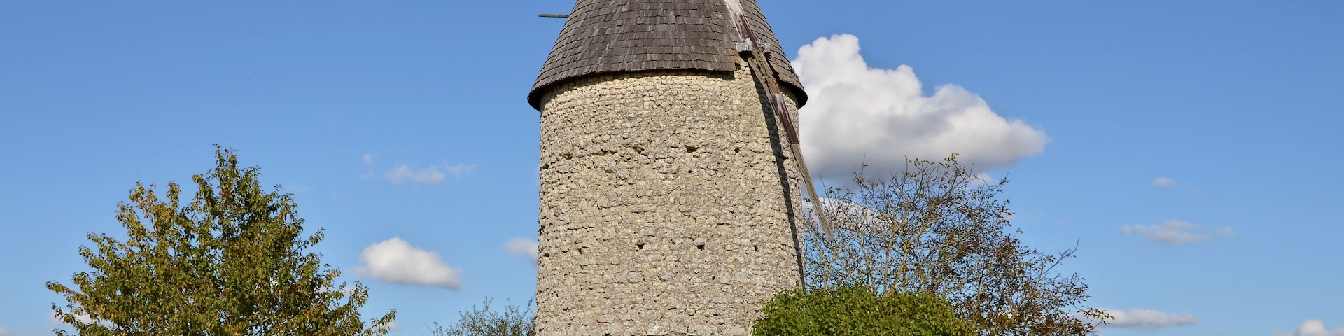 This building is inscrit au titre des Monuments Historiques. It is indexed in the Base Mérimée, a database of architectural heritage maintained by the French Ministry of Culture, under the reference PA16000022 .