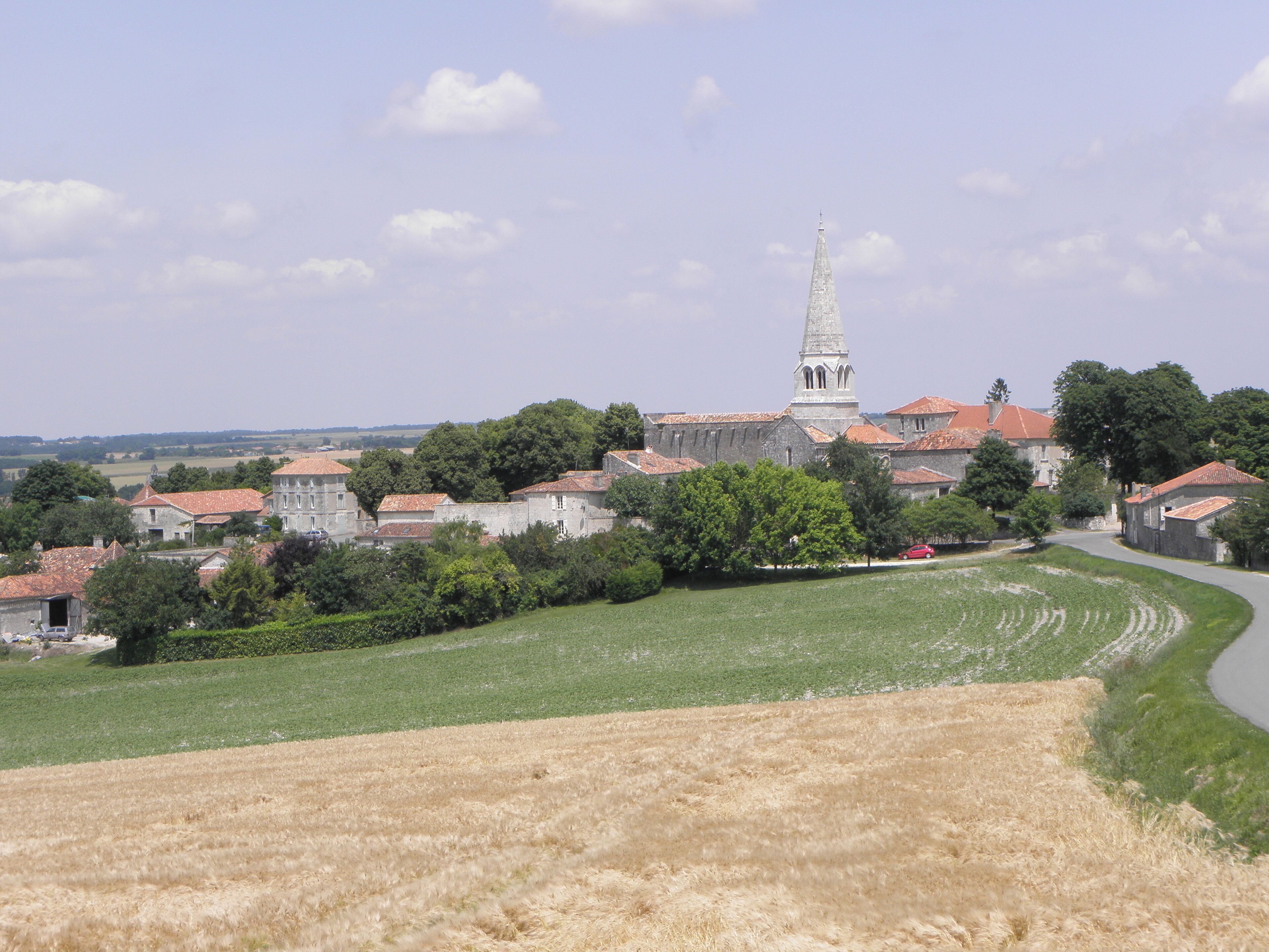 Extérieur de l'église Notre-Dame de Charmant (16).