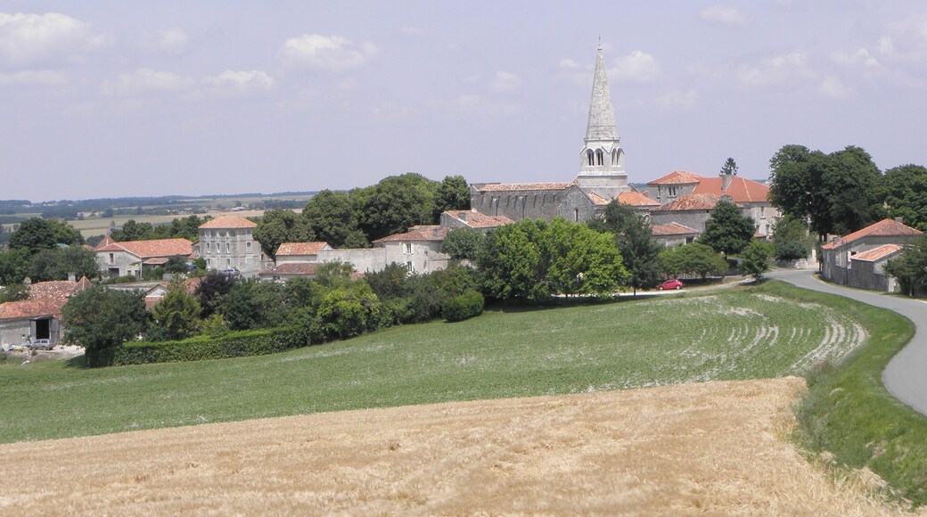 Extérieur de l'église Notre-Dame de Charmant (16).