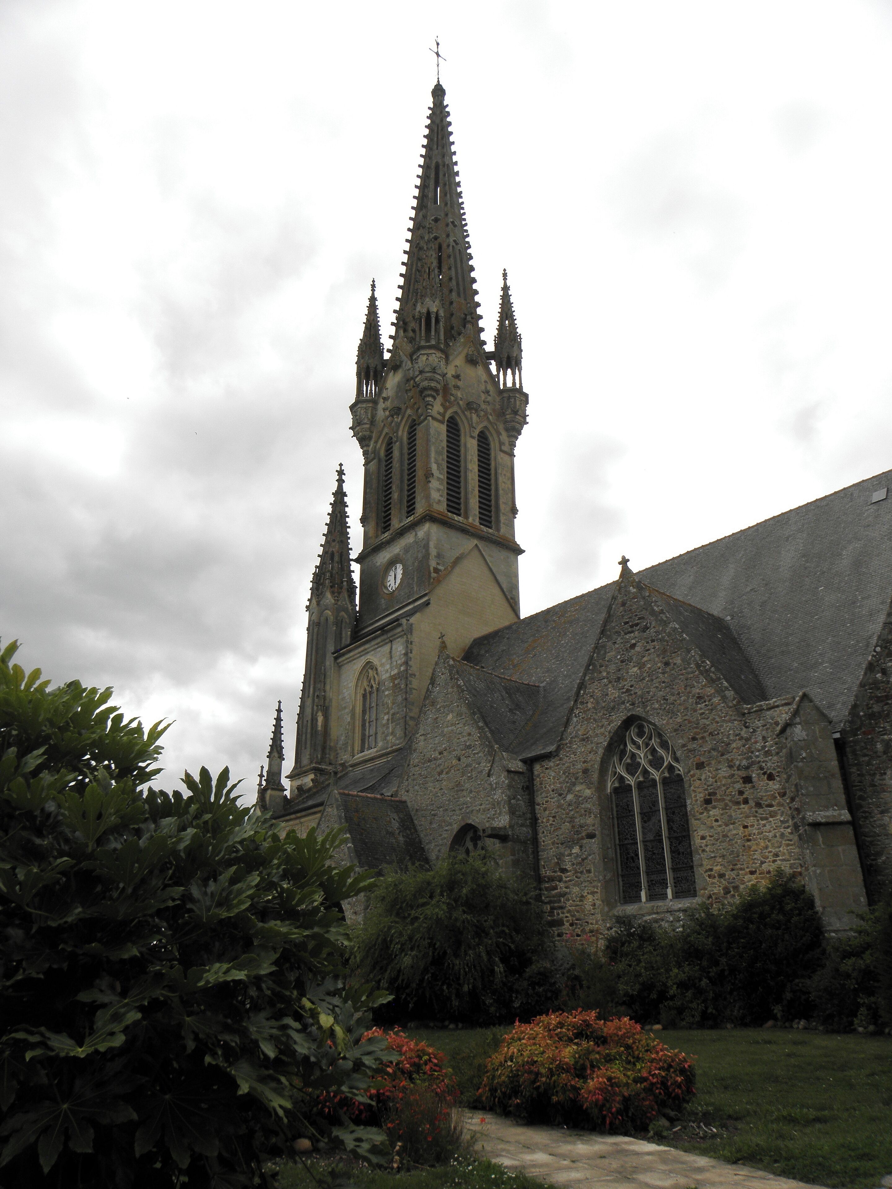 Église Saint-Martin de Balazé (35). Extérieur. Flanc sud et tour-clocher.