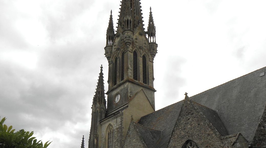 Église Saint-Martin de Balazé (35). Extérieur. Flanc sud et tour-clocher.