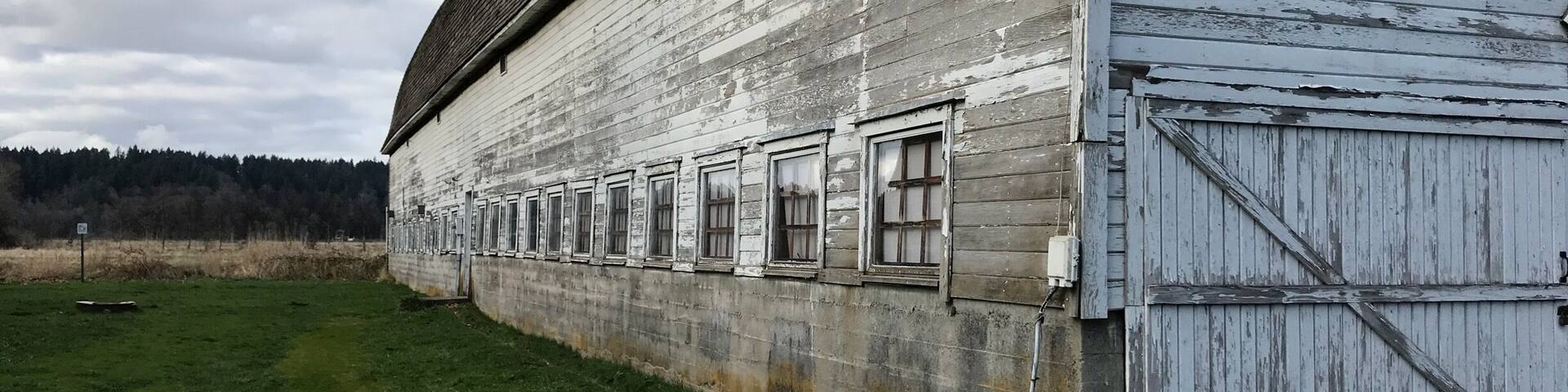 Beautiful wildlife refuge filled with wonderful sights. My most recent trip spotted a large Bald Eagle, a Blue Heron, plenty of ducks and more in the first few minutes of arriving. The twin barns are rustic and great for photography. The park continues further than I have yet to explore. Looking forward to more visits and adventures here.