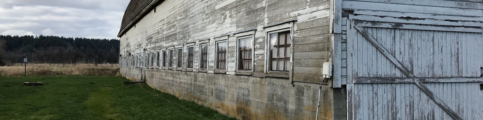 Beautiful wildlife refuge filled with wonderful sights.  My most recent trip spotted a large Bald Eagle, a Blue Heron, plenty of ducks and more in the first few minutes of arriving.  The twin barns are rustic and great for photography.  The park continues further than I have yet to explore.  Looking forward to more visits and adventures here.