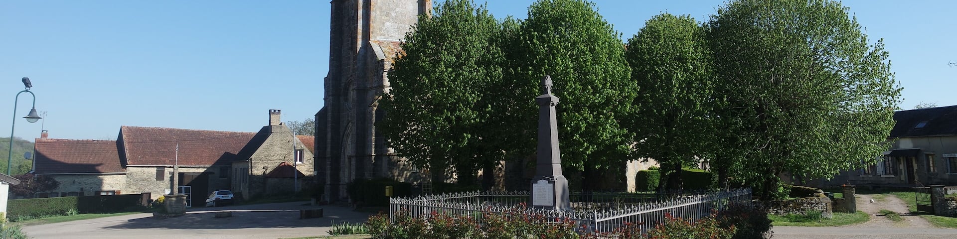 L'église Saint-Martin, le monument aux morts, un calvaire, à Neuilly. Département de la Nièvre. France.