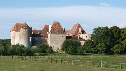 Perroy (Nièvre, France) ; le château de la Motte-Josserand