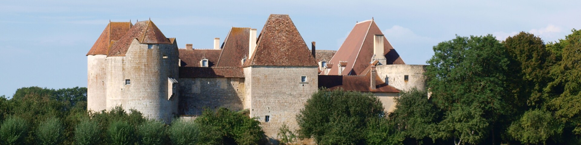 Perroy (NiĂšvre, France) ; le chĂąteau de la Motte-Josserand
