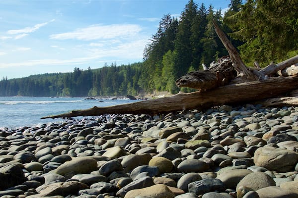 Victoria welches beinhaltet Steinstrand und See oder Wasserstelle