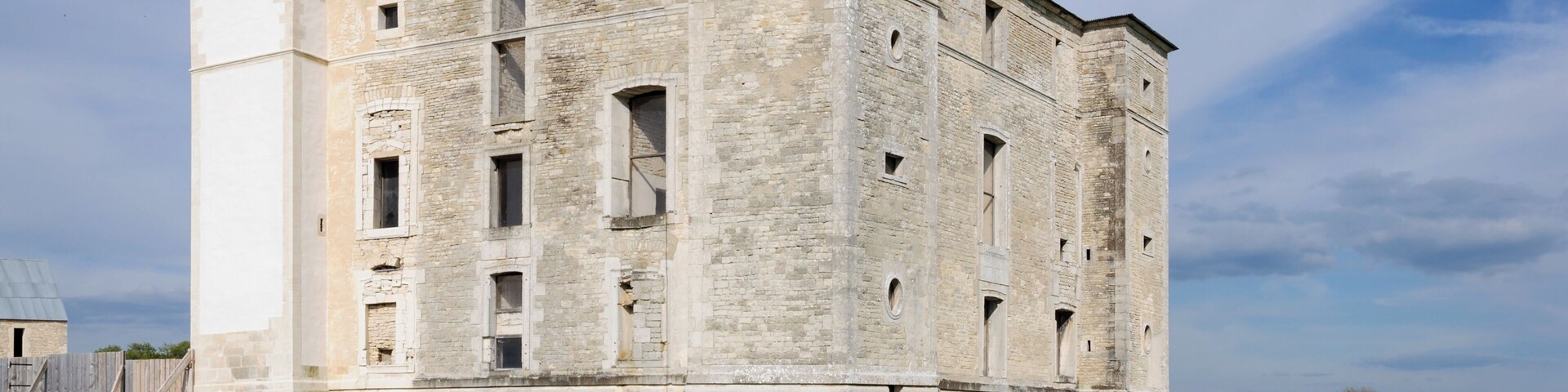 This building is classé au titre des Monuments Historiques. It is indexed in the Base Mérimée, a database of architectural heritage maintained by the French Ministry of Culture, under the reference PA00113666 .