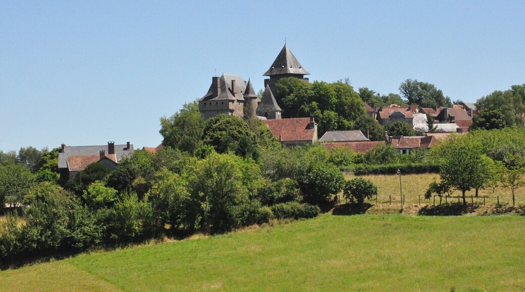 This chateau is tiny compared to the famous nearby Hautefort castle but it has its own charm. The castle was partially destroyed by the Germans during the Second World War because of its owner's involvement in the Resistance, but rebuilt following the war. It still belongs to the same ancient family but opens once a year for visitors.