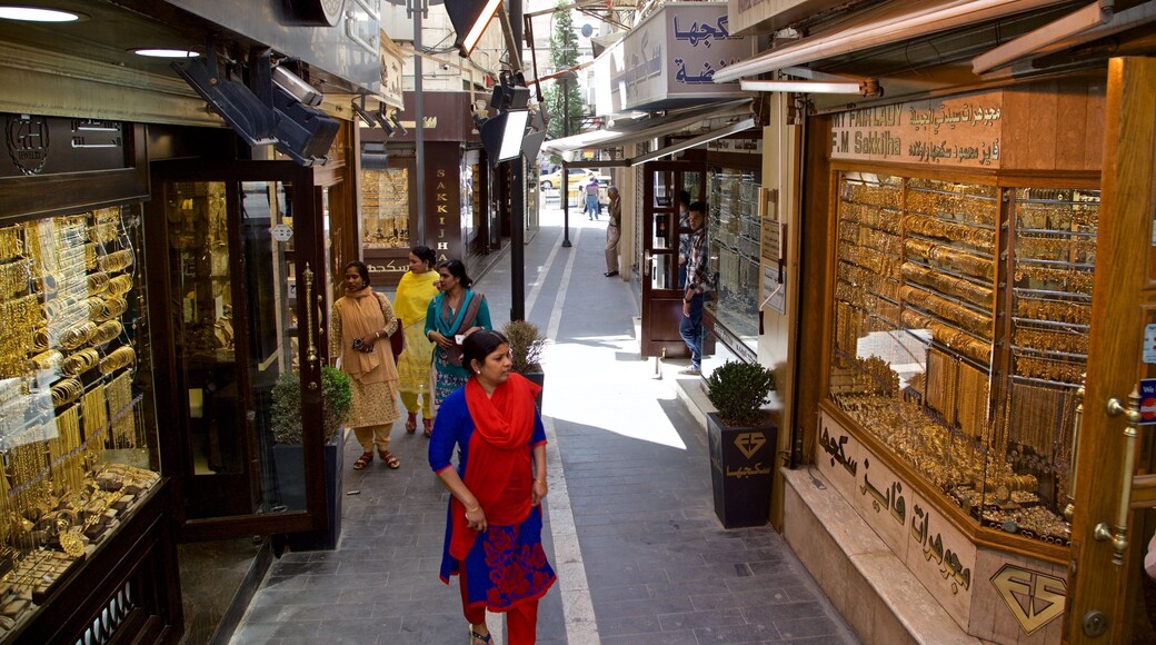 Gold Souk som inkluderer gatescener og shopping i tillegg til en mann