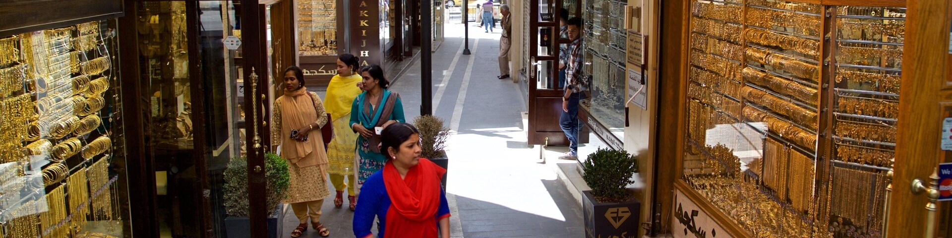 Gold Souk showing street scenes and shopping as well as an individual male