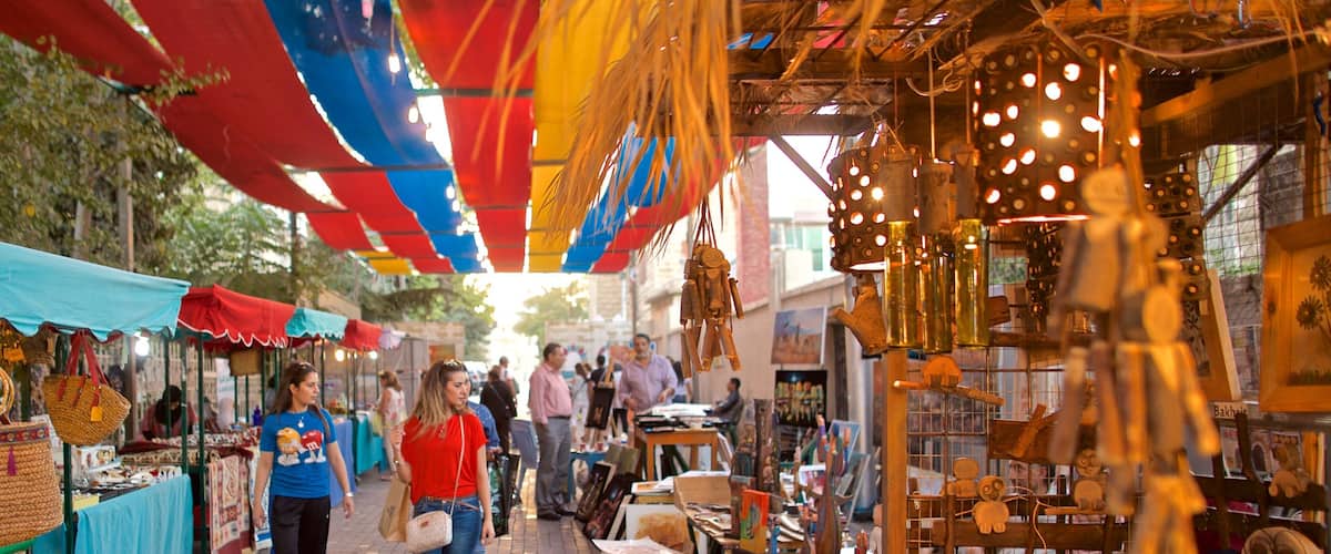 Mercado Souk Jara que incluye mercados y también un pequeño grupo de personas