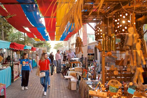 Souk Jara das einen Märkte sowie kleine Menschengruppe