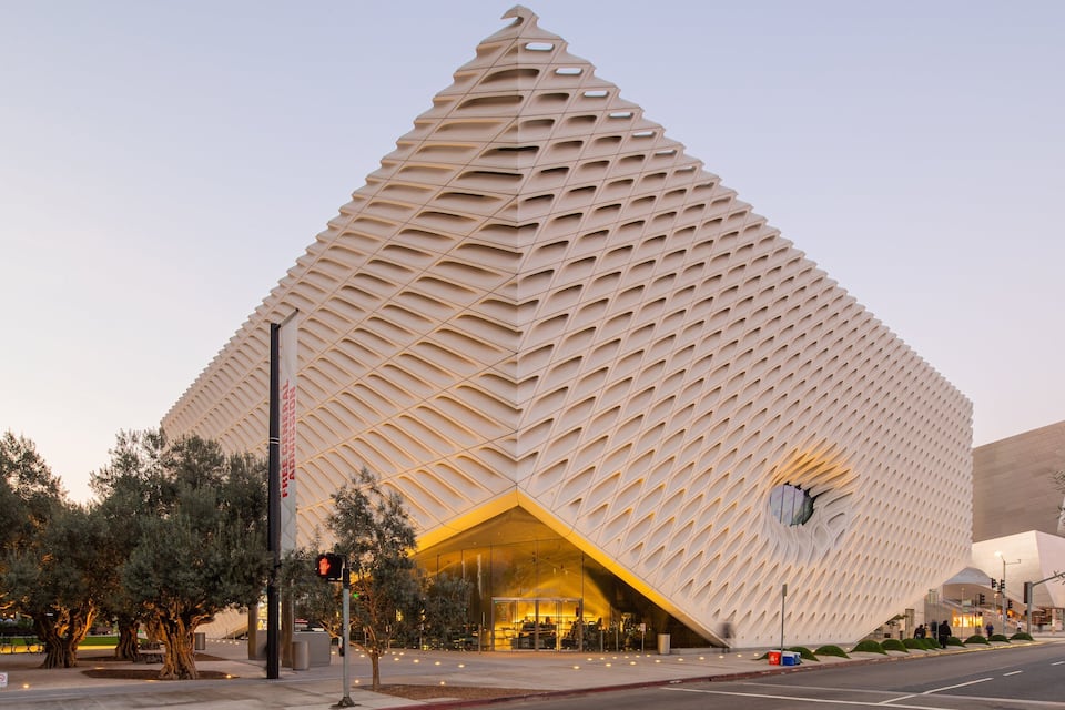 Um edifício de arquitetura moderna com um design geométrico único.